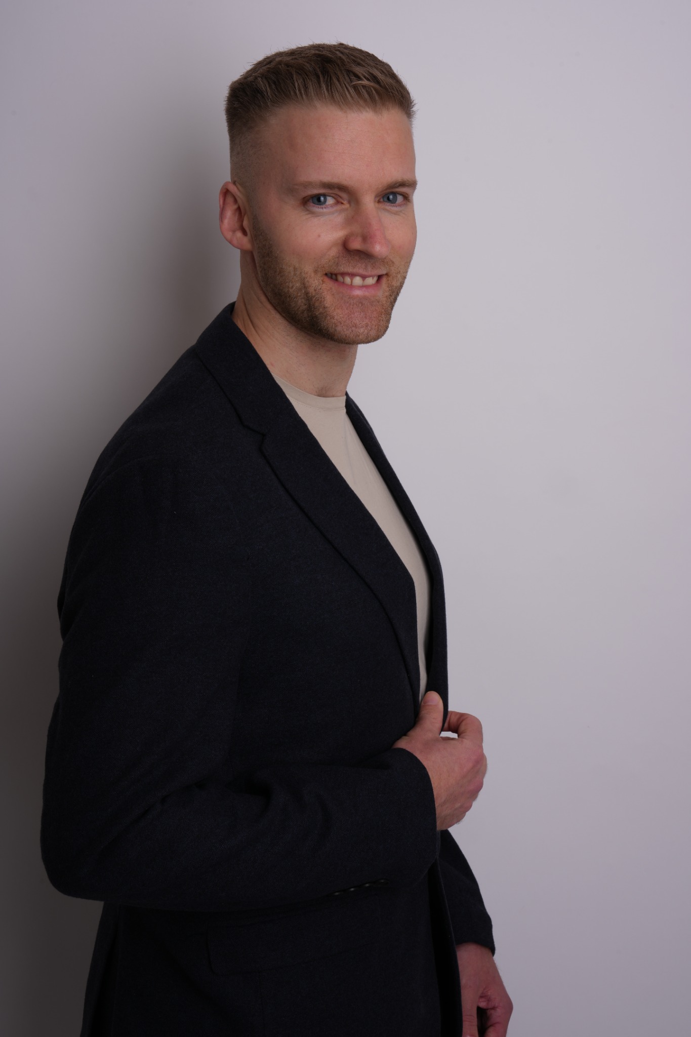 Portrait von Aron Bienge, Zimmerermeister und Gründer von The Repair Experts